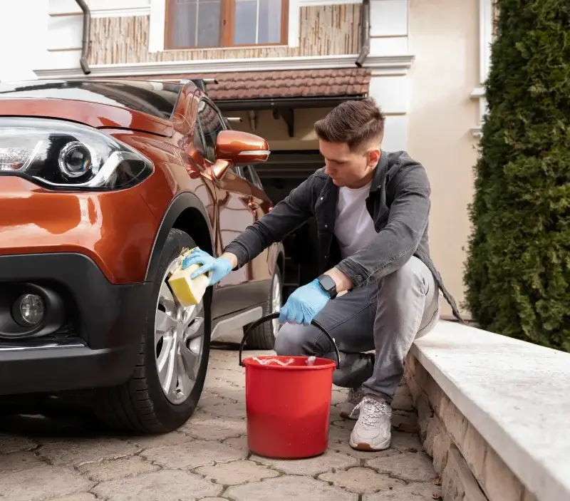 Lavage auto à domicile Bas-Mauco : professionnel intervenant sur un véhicule